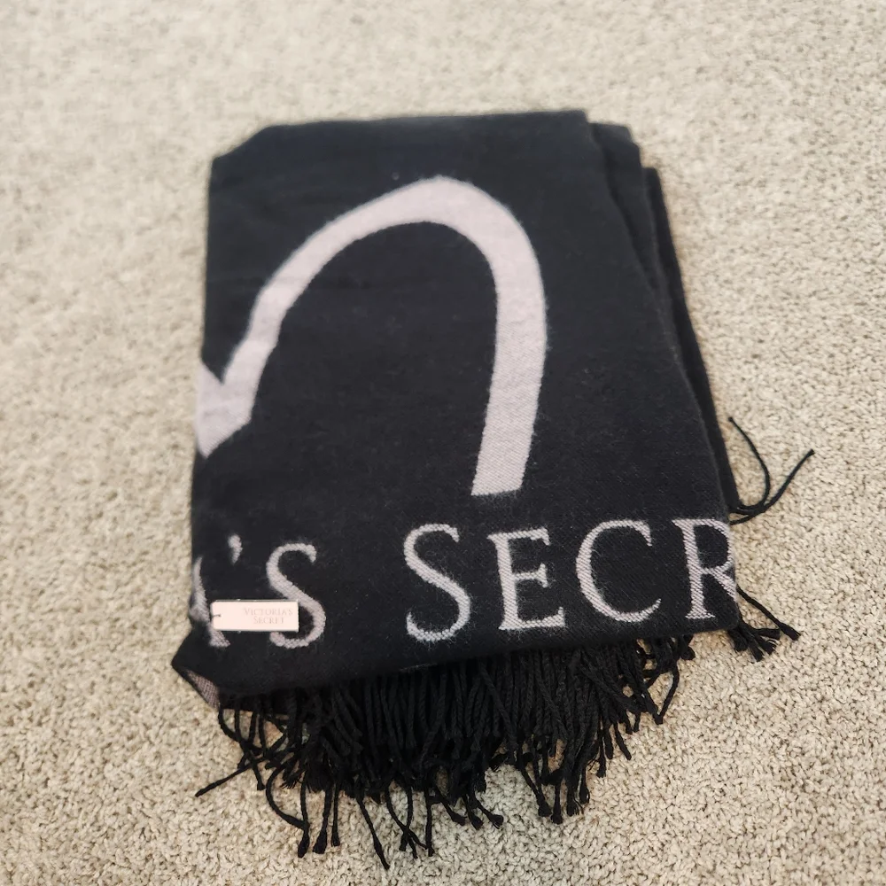 NWT Victoria’s Secret Pink Heart Black Throw Blanket - Picture 7 of 7